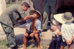 DRL-Medcap-extracting-tooth-on-old-man-48c